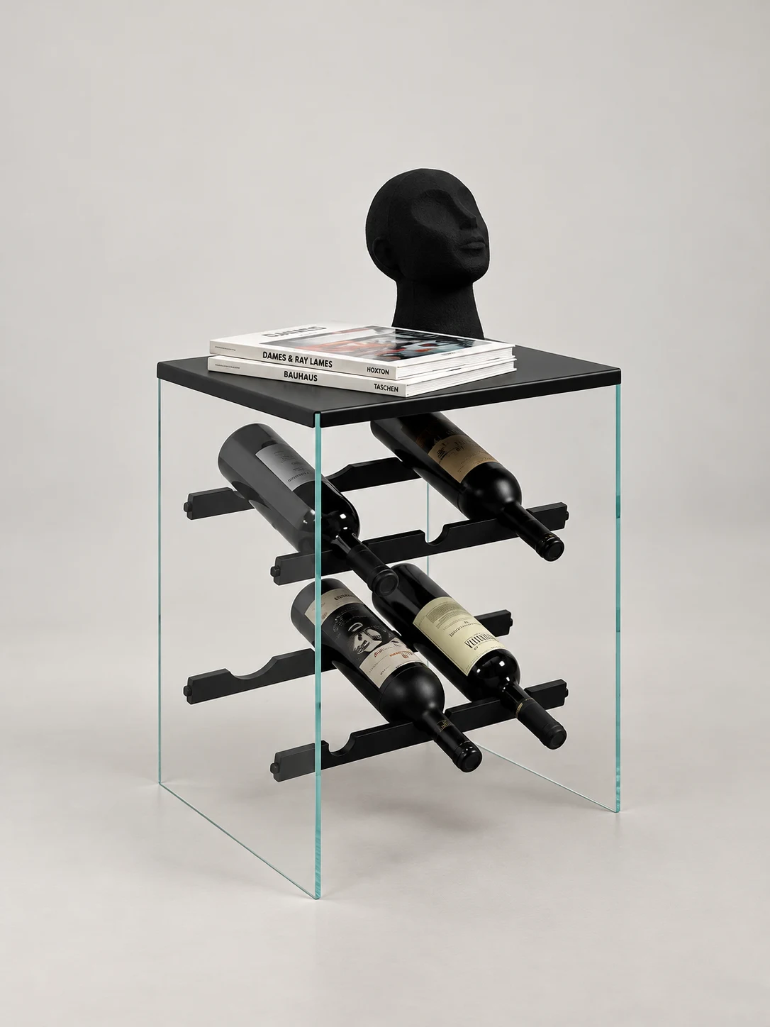 Kleines Weinregal mit zwei Flaschenebenen, Büchern und einer Skulptur auf der Ablage