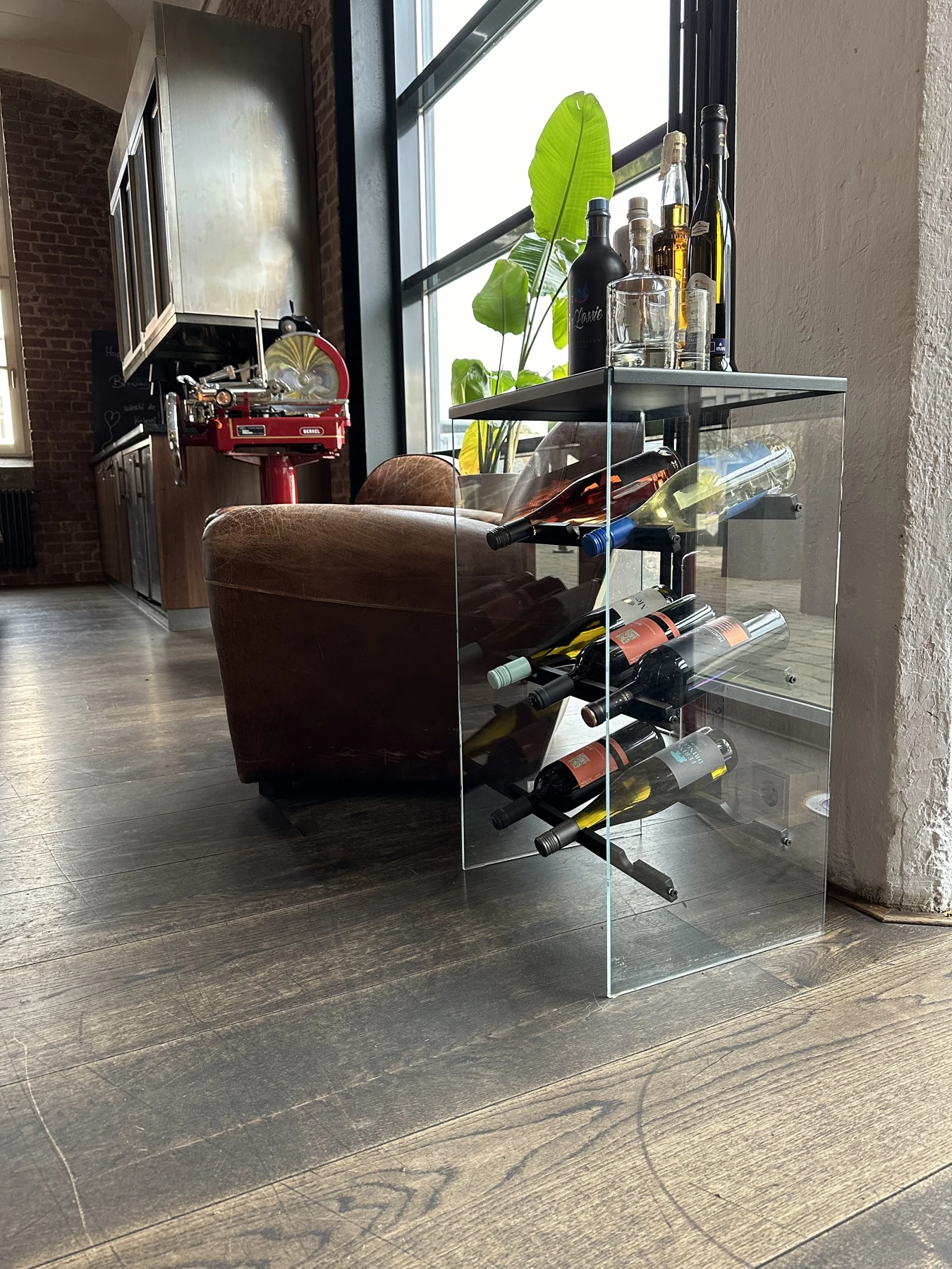 NUMEN STUDIOS Weinregal am Fenster im Kochwerk Bielefeld